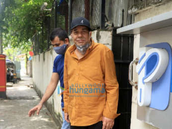 Photos: Dharmendra snapped at a clinic in Juhu