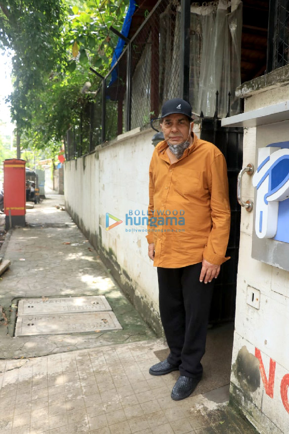 photos dharmendra snapped at a clinic in juhu 4