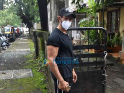 Photos: Hrithik Roshan spotted in Juhu