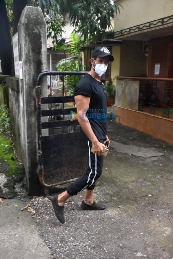 photos hrithik roshan spotted in juhu 3