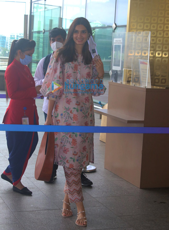 photos janhvi kapoor and diana penty snapped at the airport 4