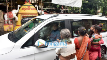 Photos: Jeetendra spotted at the Shani Mandir in Juhu