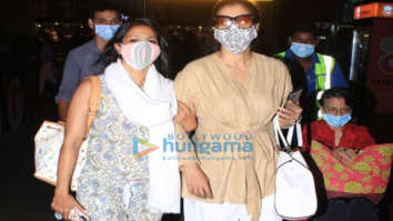 Photos: Kajol snapped at the airport with her mother Tanuja