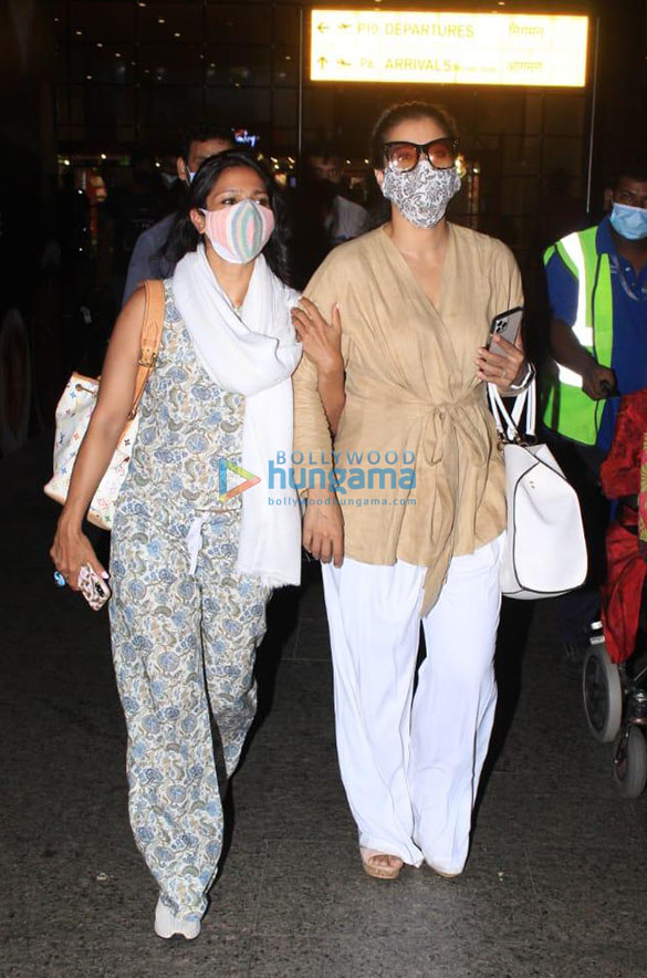 photos kajol snapped at the airport with her mother tanuja 3