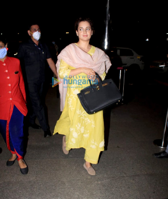 Photos: Kangana Ranaut and Mika Singh snapped at the airport Photos: Kangana Ranaut and Mika Singh snapped at the airport