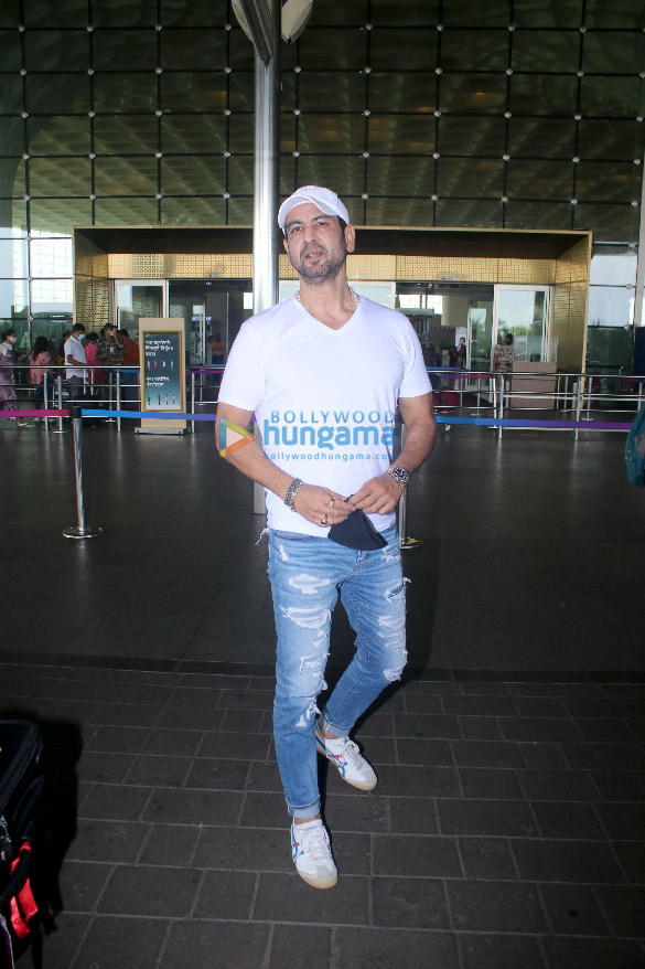 photos kareena kapoor khan saif ali khan ananya panday and others snapped at the airport 5