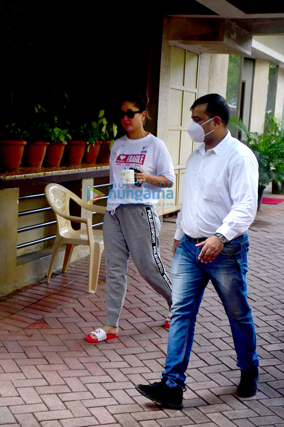 photos kareena kapoor khan spotted in bandra 2 26