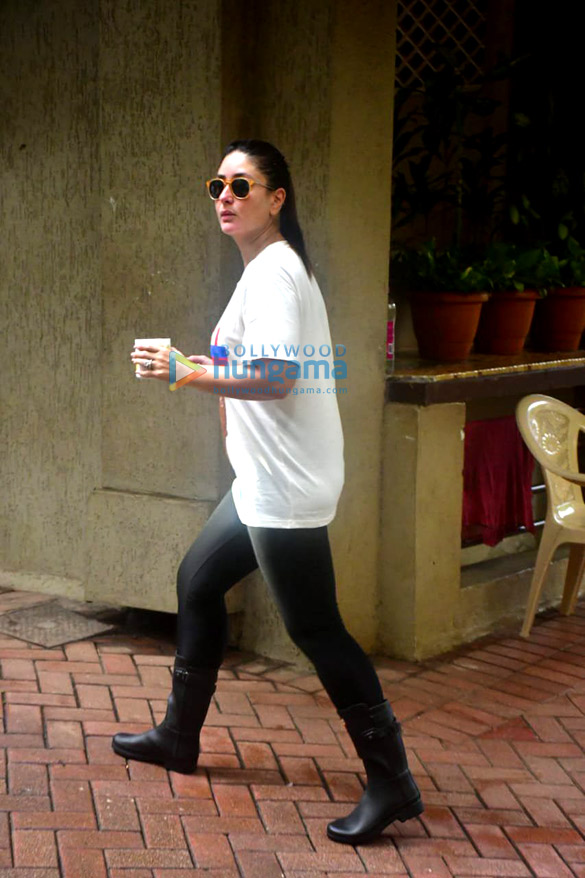 photos kareena kapoor khan spotted in bandra 3 29
