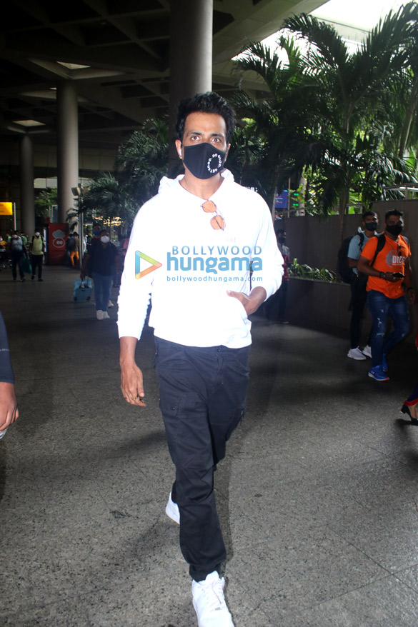 photos karishma tanna rhea kapoor venkatesh daggubati and others snapped at the airport 4