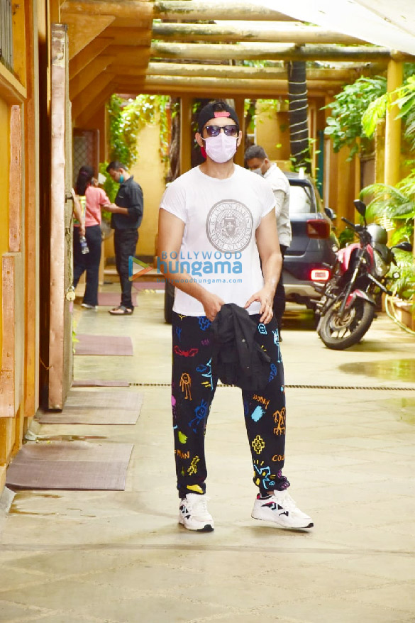 photos kartik aaryan snapped at dance class in juhu 2 2