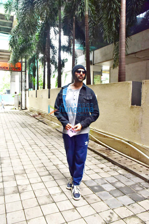photos kartik aaryan snapped in andheri 2 11