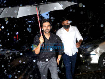 Photos: Kartik Aaryan snapped in town