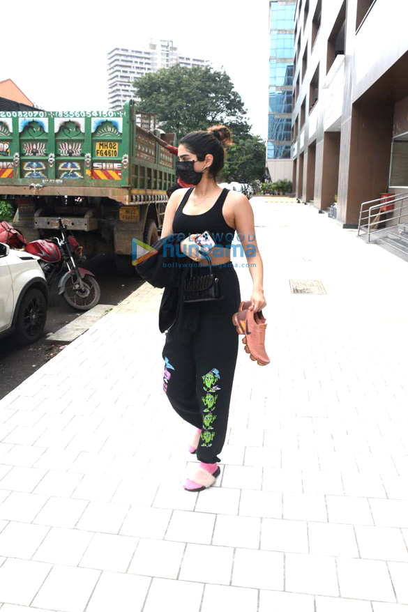 photos khushi kapoor spotted outside a gym in andheri 2