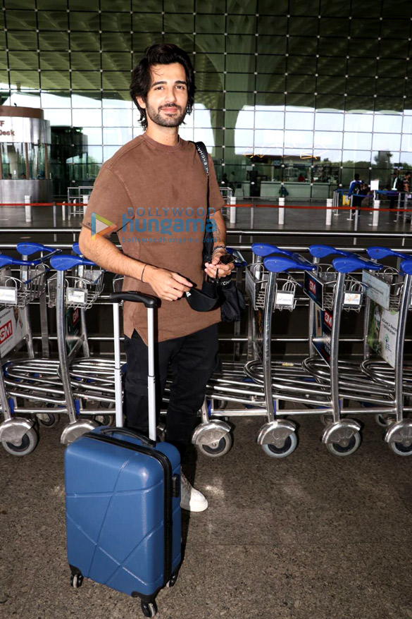 photos kim sharma pragya jaiswal and aditya seal snapped at the airport 3