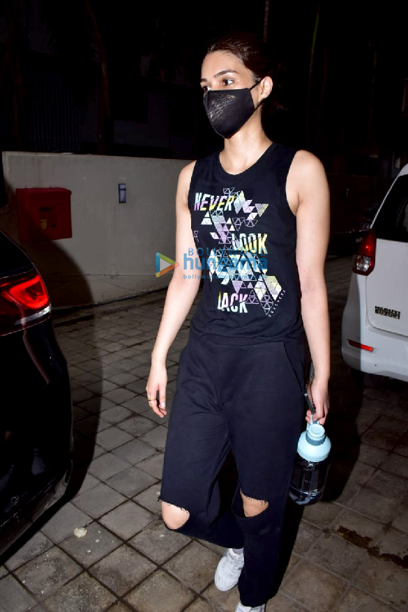 Photos: Kriti Sanon snapped in Andheri Photos: Kriti Sanon snapped in Andheri