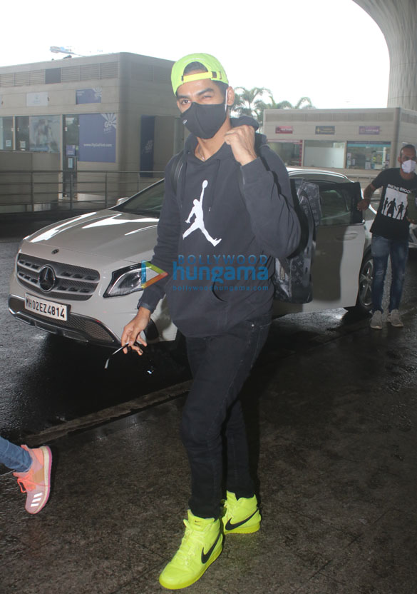 photos malaika arora ishaan khatter mrunal thakur and others snapped at the airport 6