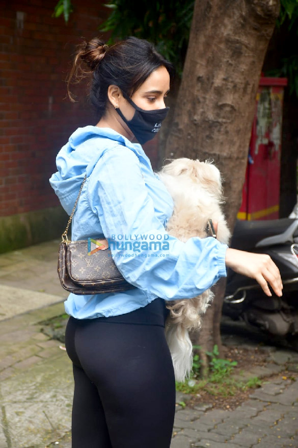 photos neha sharma spotted in bandra 2 9