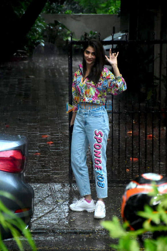 photos pooja hegde spotted in bandra 2 9