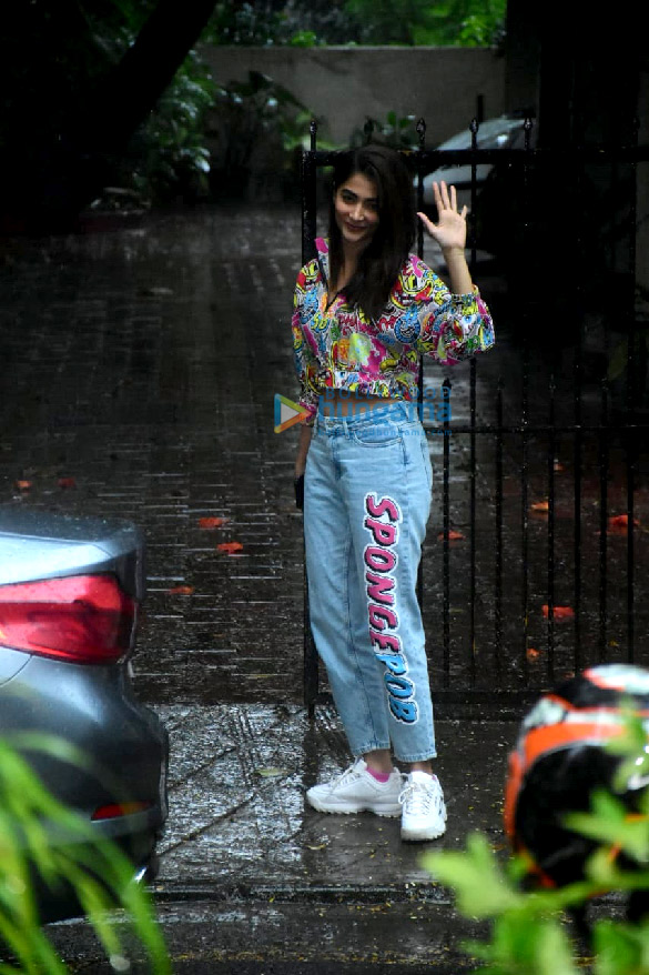 photos pooja hegde spotted in bandra 4 6