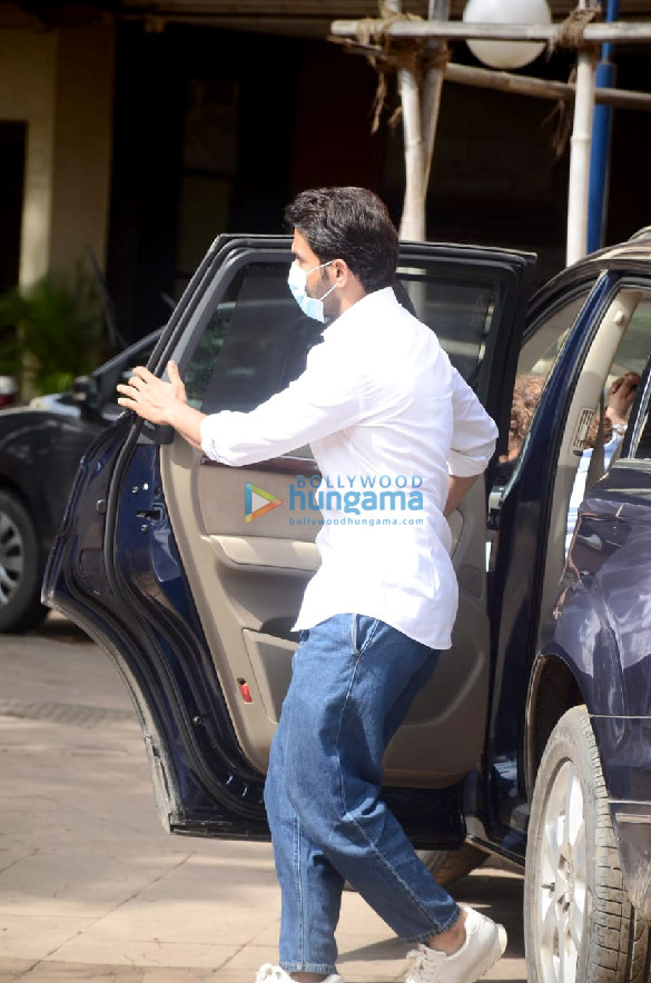 photos rajkummar rao patralekha arti singh and others snapped at sidharth shuklas residence 3