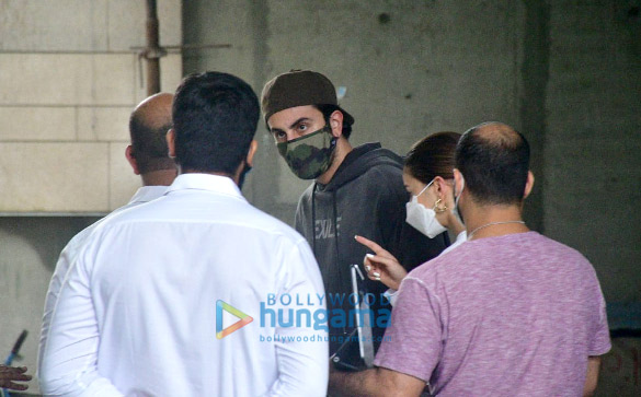 Photos: Ranbir Kapoor, Alia Bhatt, Neetu Singh spotted at their new residence Photos: Ranbir Kapoor, Alia Bhatt, Neetu Singh spotted at their new residence