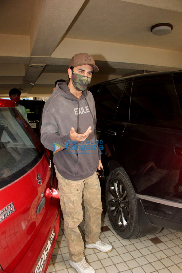 photos ranbir kapoor spotted at a dubbing studio in khar 1 2