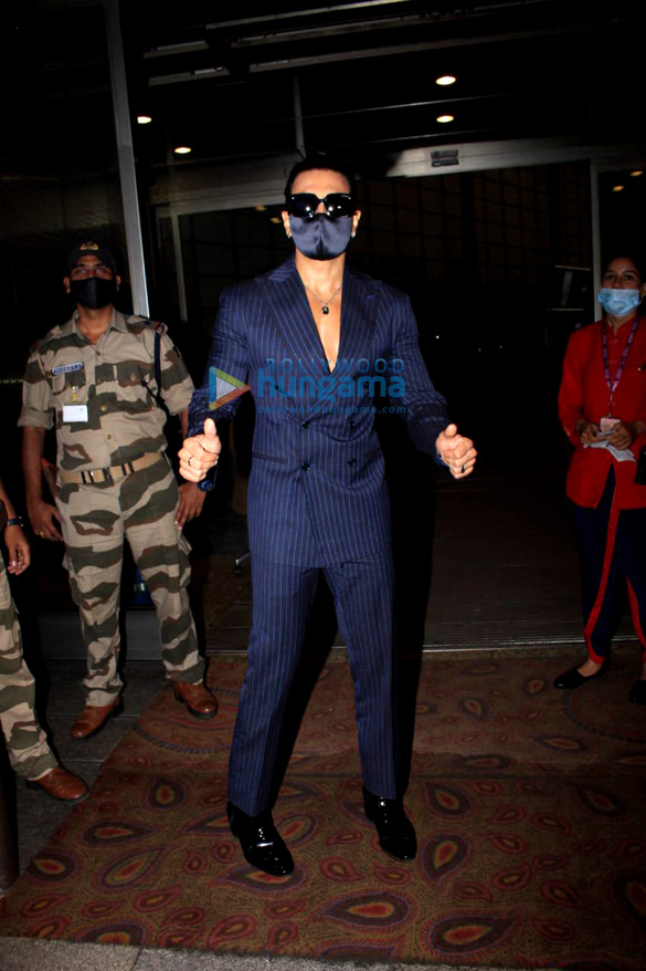 Photos: Ranveer Singh, Sonu Sood, Esha Gupta and others snapped at the airport Photos: Ranveer Singh, Sonu Sood, Esha Gupta and others snapped at the airport