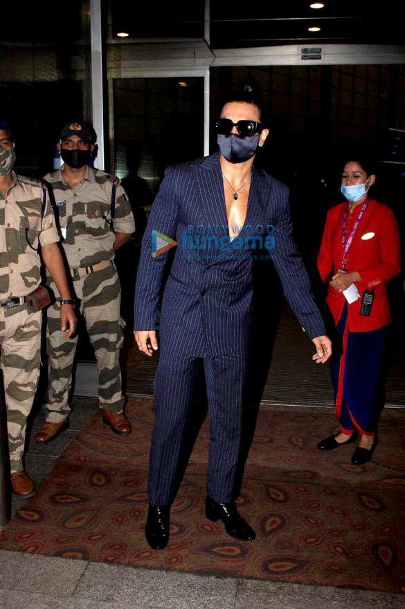 photos ranveer singh and esha gupta snapped at the airport 2