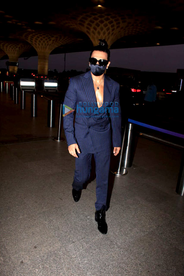photos ranveer singh and esha gupta snapped at the airport 4
