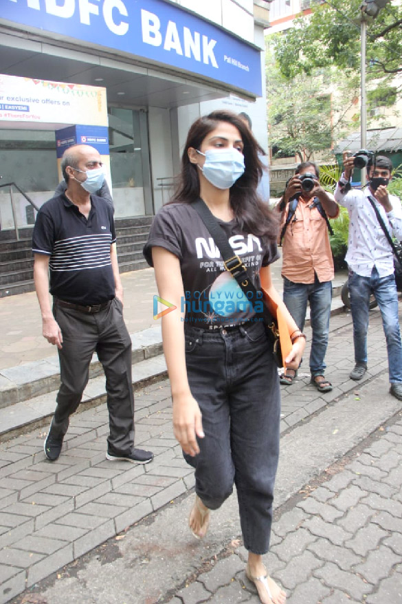 photos rhea chakraborty and her father spotted at hdfc bank in bandra 4
