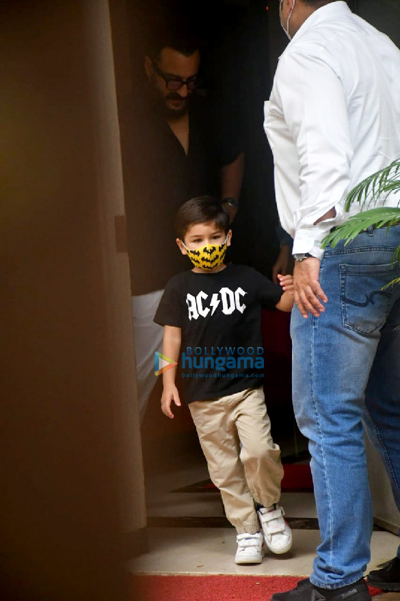 photos saif ali khan kareena kapoor khan taimur and jeh spotted in bandra 3