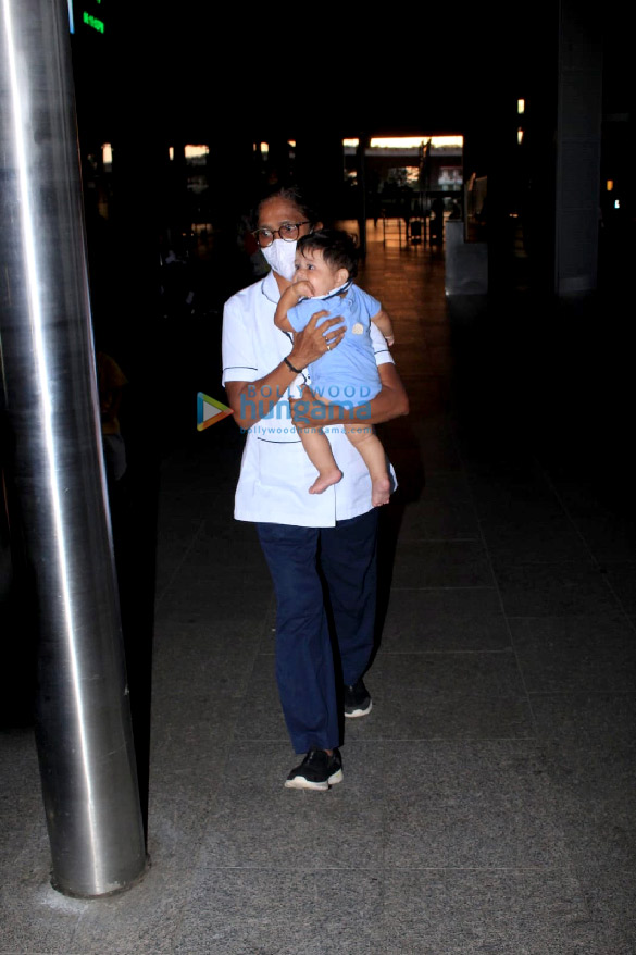 photos sara ali khan kareena kapoor khan and saif ali khan snapped at the airport 4