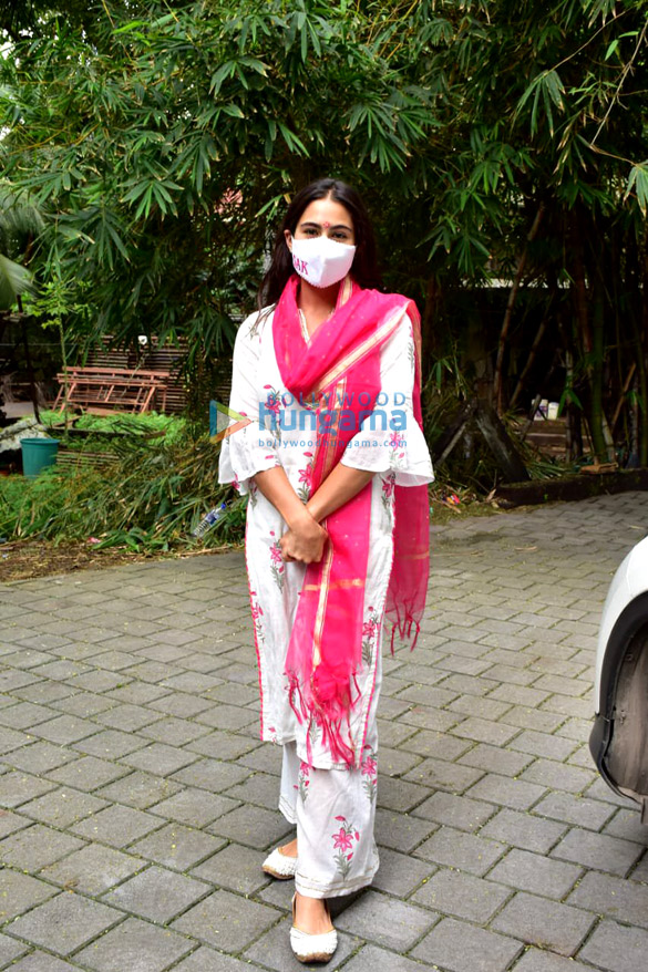 photos sara ali khan snapped in juhu 1 4