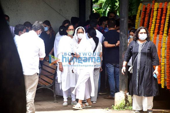 photos shehnaaz gill and others at sidharth shuklas last rites 5