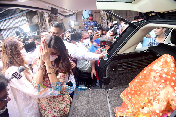 photos shilpa shetty spotted bringing home an idol of ganpati for ganesh chaturthi 3