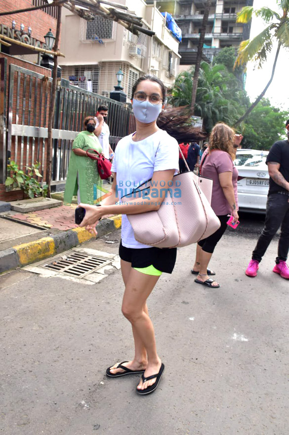 photos shraddha kapoor snapped in juhu 4