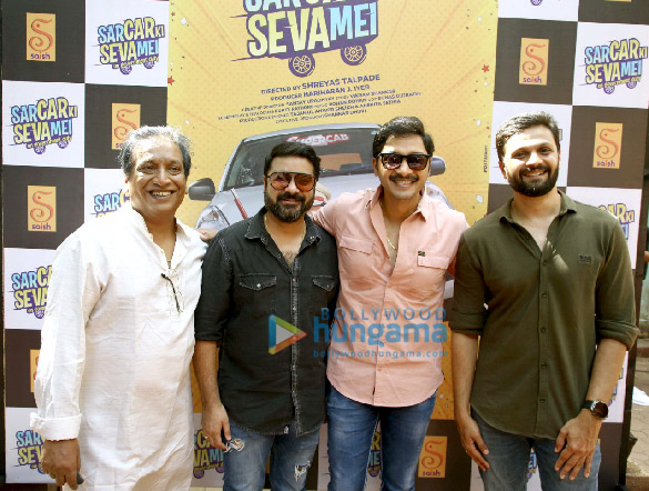 photos shreyas talpade snapped with the team of his film sarcar ki seva mei 1
