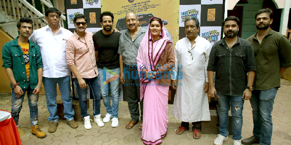 photos shreyas talpade snapped with the team of his film sarcar ki seva mei 5
