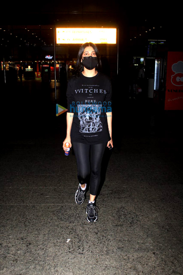 photos shruti haasan and saiee manjrekar snapped at the airport 1