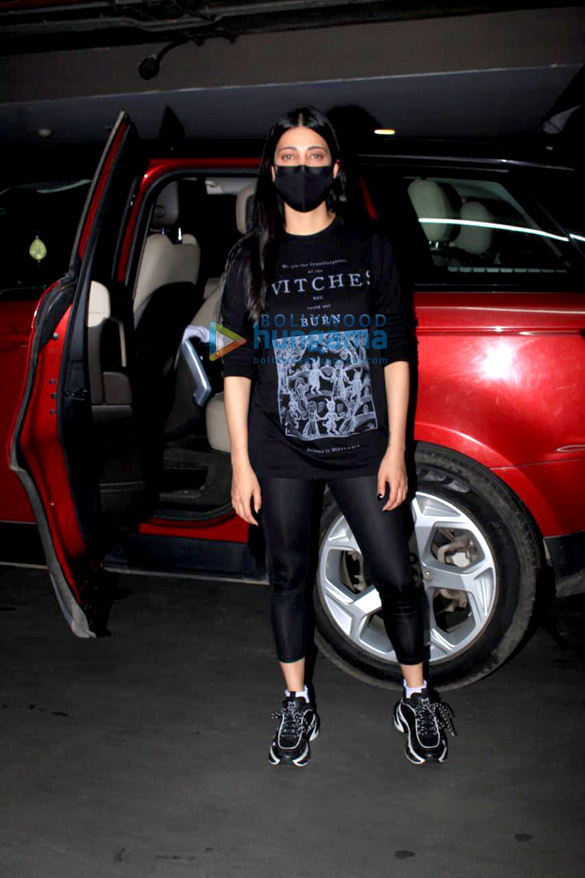 photos shruti haasan and saiee manjrekar snapped at the airport 5