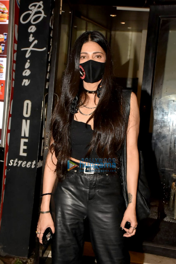photos shruti haasan snapped at bastian in khar 2