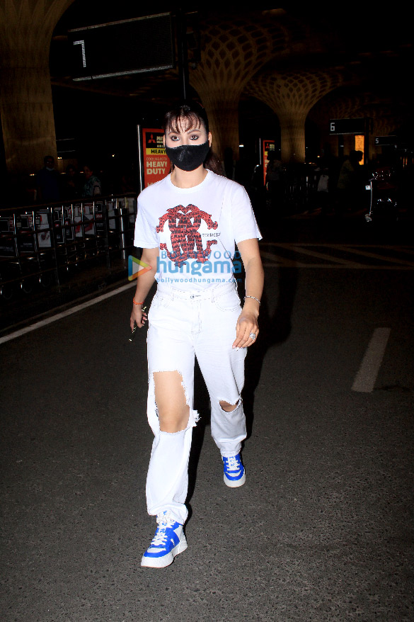photos siddharth malhotra urvashi rautela amyra dastur and others spotted at the airport 2