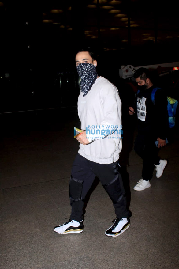 photos siddharth malhotra urvashi rautela amyra dastur and others spotted at the airport 6