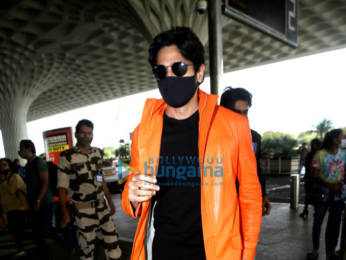 Photos: Sidharth Malhotra, Karishma Tanna and Iulia Vantur snapped at the airport