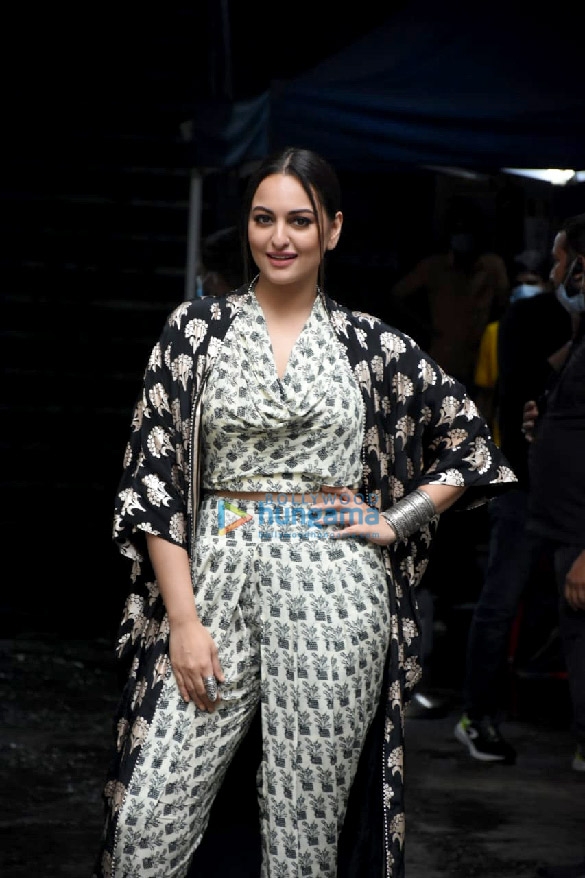 photos sonakshi sinha spotted on the sets of dance deewane in goregaon 1