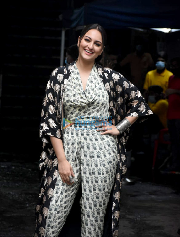 photos sonakshi sinha spotted on the sets of dance deewane in goregaon 2