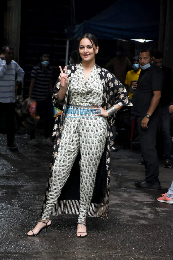 photos sonakshi sinha spotted on the sets of dance deewane in goregaon 3