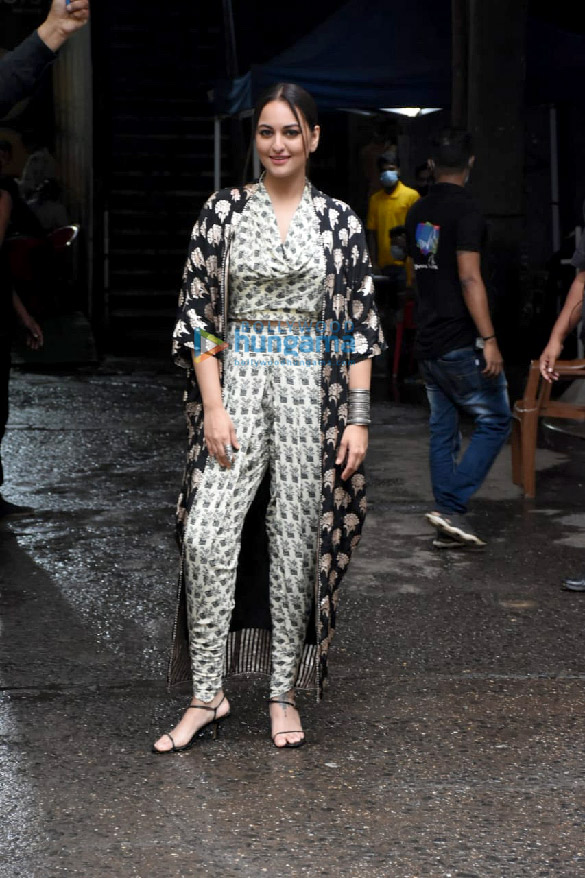 photos sonakshi sinha spotted on the sets of dance deewane in goregaon 4