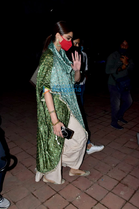 photos sonam kapoor ahuja snapped at the versova jetty 1