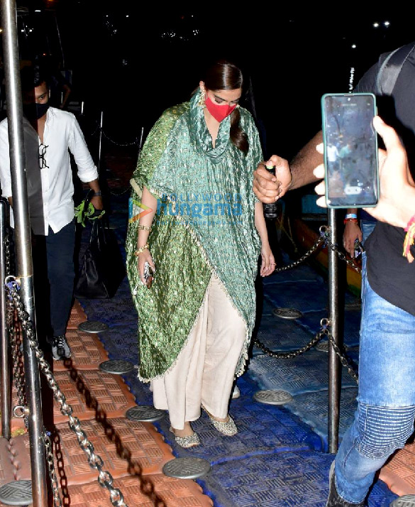 photos sonam kapoor ahuja snapped at the versova jetty 5